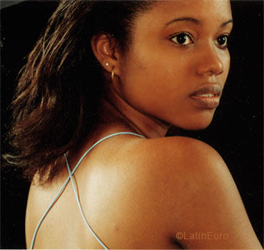 Date this happy Ivory Coast girl Emy from Abidjan A9717