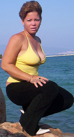 Date this hard body Dominican Republic girl Quisquella from Barahona N2439