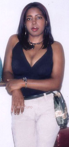 Date this stunning Any Country girl Damaris from  N2532