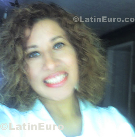 Date this hot Any Country girl Sandra from  U334