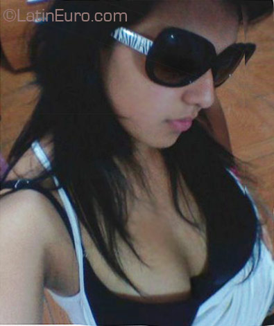 Date this hot Ecuador girl Angela Daniela from Quito EC24