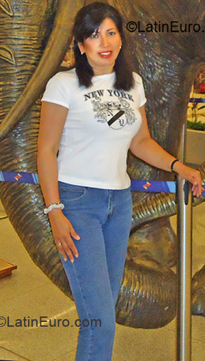 Date this happy Ecuador girl Mary from Quito EC72