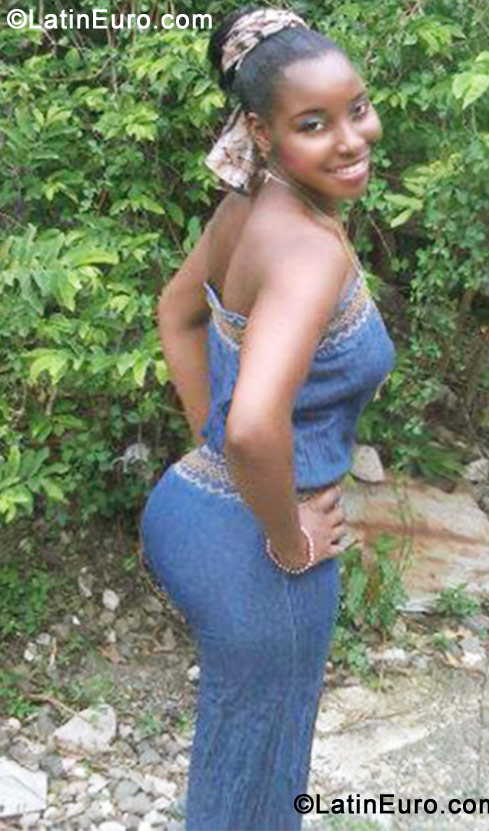 Date this delightful Jamaica girl Samantha from Nine Mile JM544