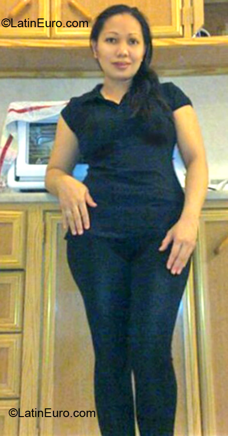 Date this voluptuous Philippines girl Alelie from Manila PH496