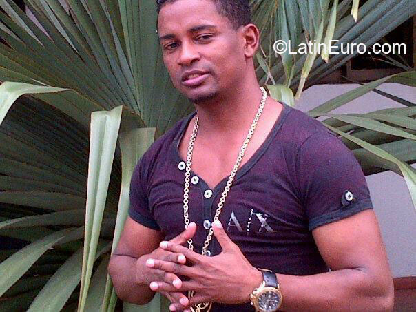 Date this georgeous Dominican Republic man Pindoka el rango from Santo Domingo DO14750