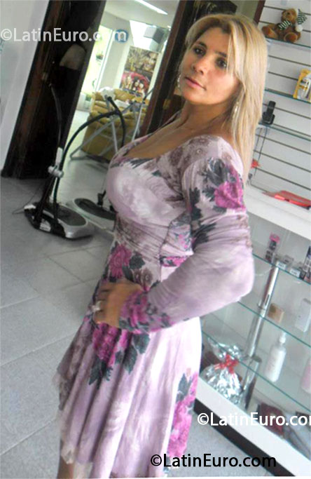Date this voluptuous Brazil girl Cleuza from Curitiba BR7911