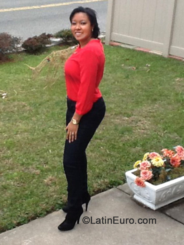 Date this pretty United States girl Rossanna from Philadelphia DO19340