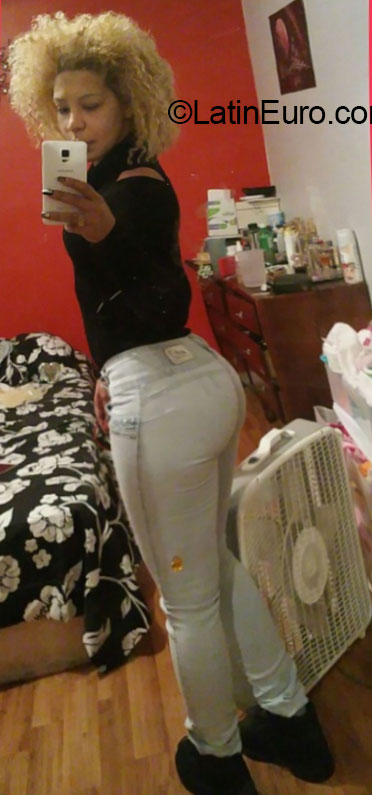 Date this tall United States girl Daiana from New York US15595