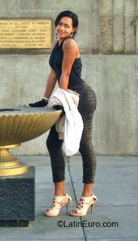 Date this nice looking Brazil girl Luana from Recife BR9309