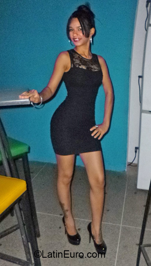 Date this gorgeous Cuba girl Zenien from Havana CU61