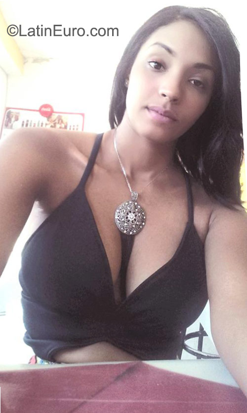 Date this voluptuous Dominican Republic girl Carlina from San francisco de macoris DO22883