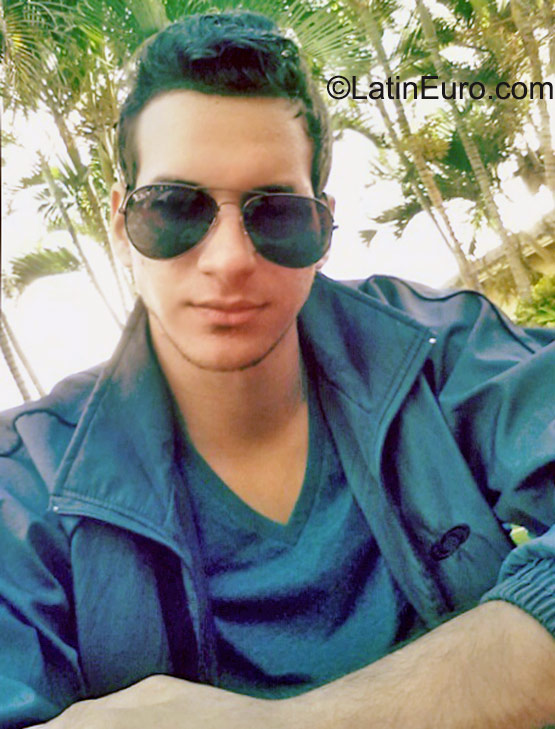 Date this pretty Dominican Republic man Manuel enrique from Santo Domingo DO23475
