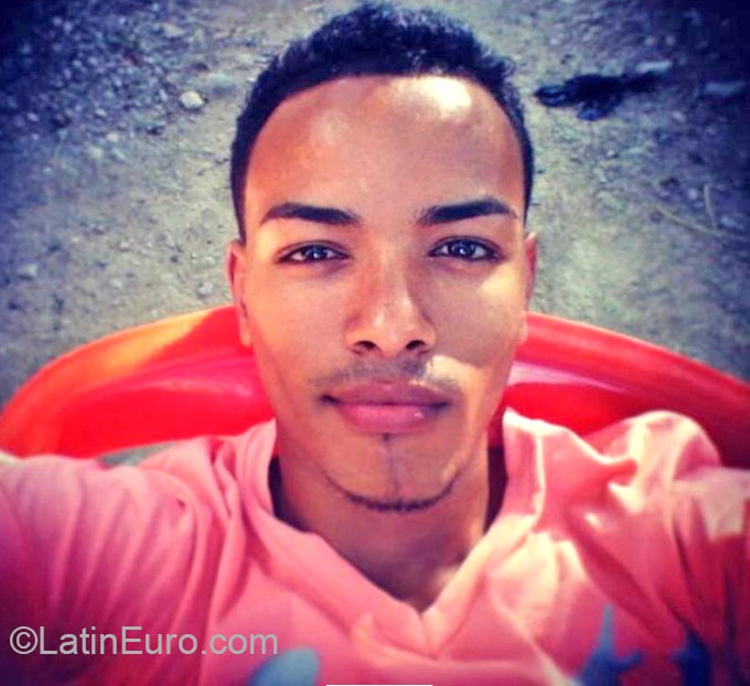 Date this hard body Dominican Republic man Francis from La Vega DO23746