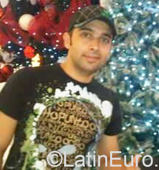 Date this voluptuous Colombia man Reynel from Cali CO18252