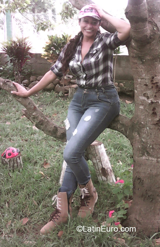 Date this foxy Honduras girl Rosa from Tegucigalpa HN1824