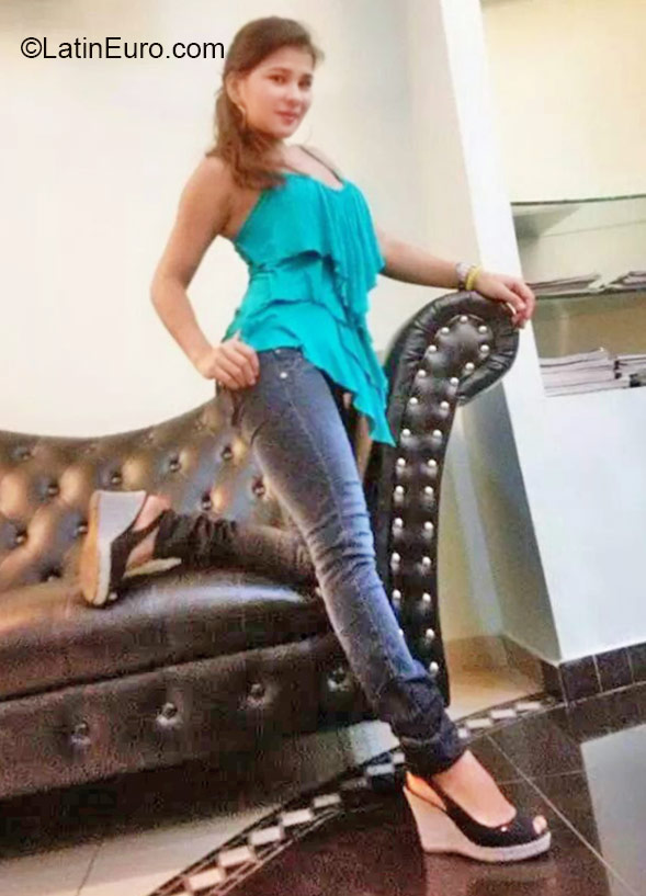Date this foxy Panama girl Yesi from Panama City PA800