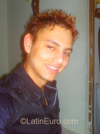 Date this hard body Colombia man Wellington from Medellin CO18406