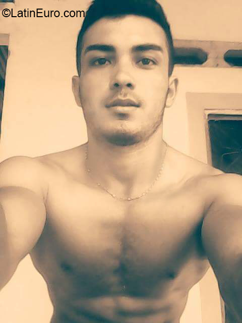 Date this exotic Colombia man Darwin from Bogota CO18408
