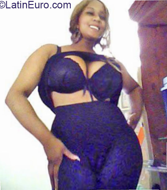 Date this beautiful Jamaica girl Kemishaa from Kingston JM2232