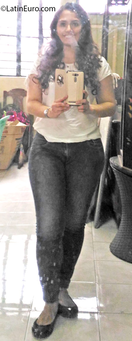 Date this voluptuous Philippines girl Enya from Manila PH894