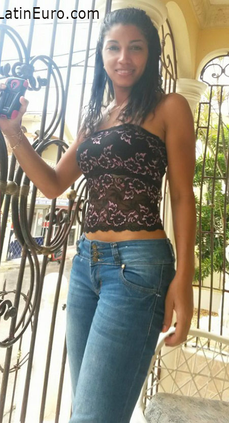 Date this nice looking Dominican Republic girl Angela from Higuey DO26038