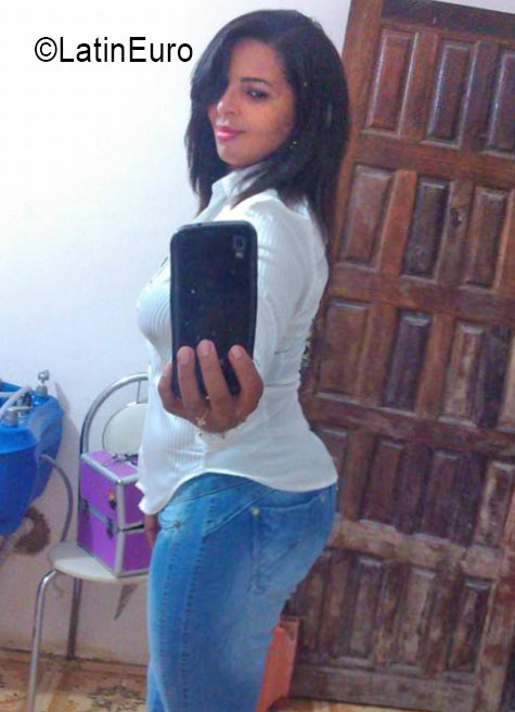 Date this nice looking Brazil girl Sandra from Salvador BR9779