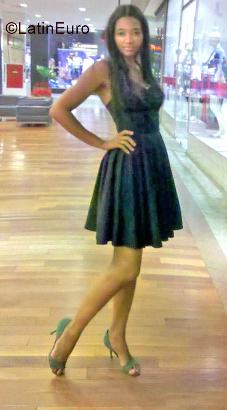 Date this nice looking Brazil girl Josiclena from Brasilia BR9838