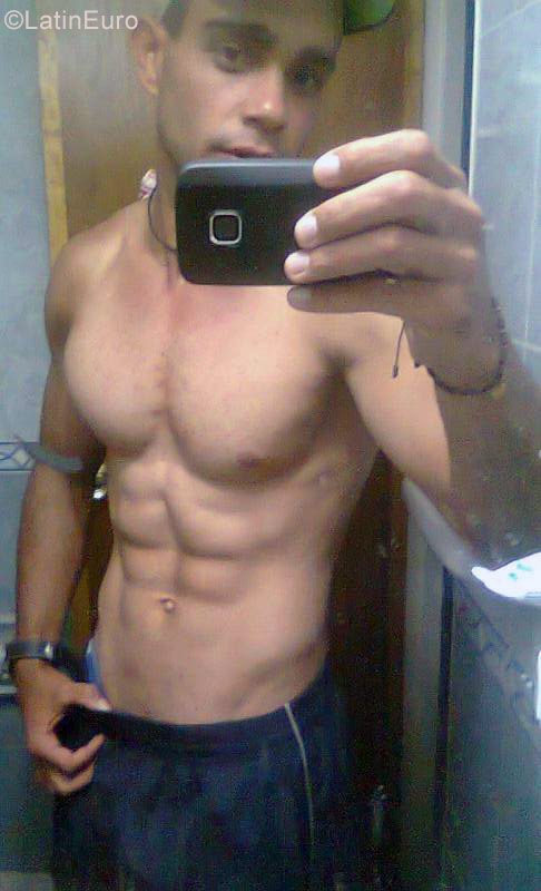 Date this georgeous Colombia man Carlos andrey from Cali CO19903