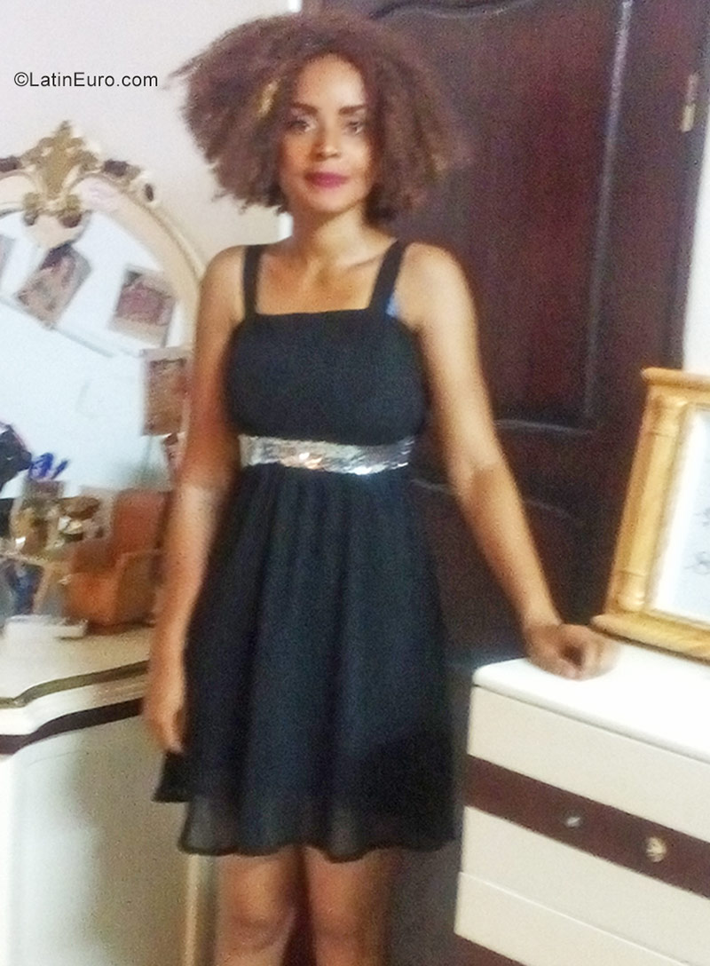 Date this voluptuous Ivory Coast girl Isabelle from Abidjan IC88