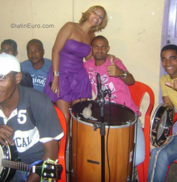 Date this voluptuous Brazil girl Vivian from Salvador BR10110