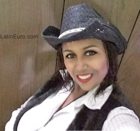 Date this good-looking Brazil girl Deliane from Sao Paulo BR10124