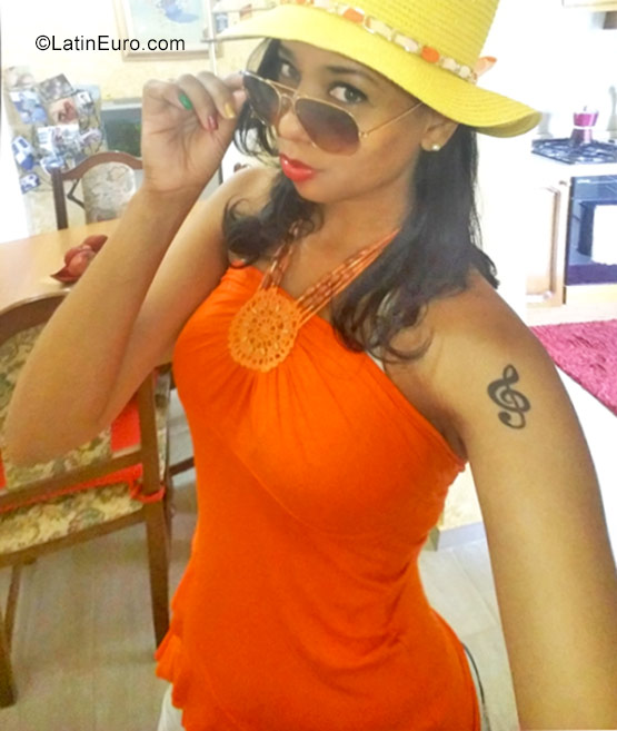 Date this fun Italy girl Perola from Turin IT291