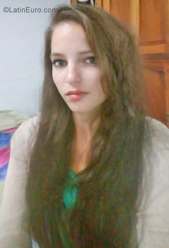 Date this foxy Cuba girl Yai from Havana CU128