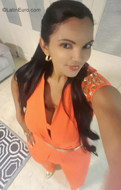 Date this happy Dominican Republic girl Yocelen from Higuey DO30490