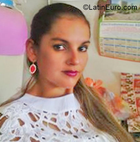 Date this passionate Honduras girl Kenia from Tegucigalpa HN2377