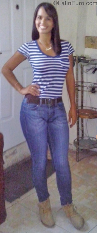 Date this sensual Venezuela girl Angelin from Caracas VE1043