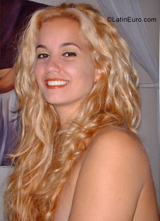 Date this stunning Cuba girl Yahi from Havana CU144