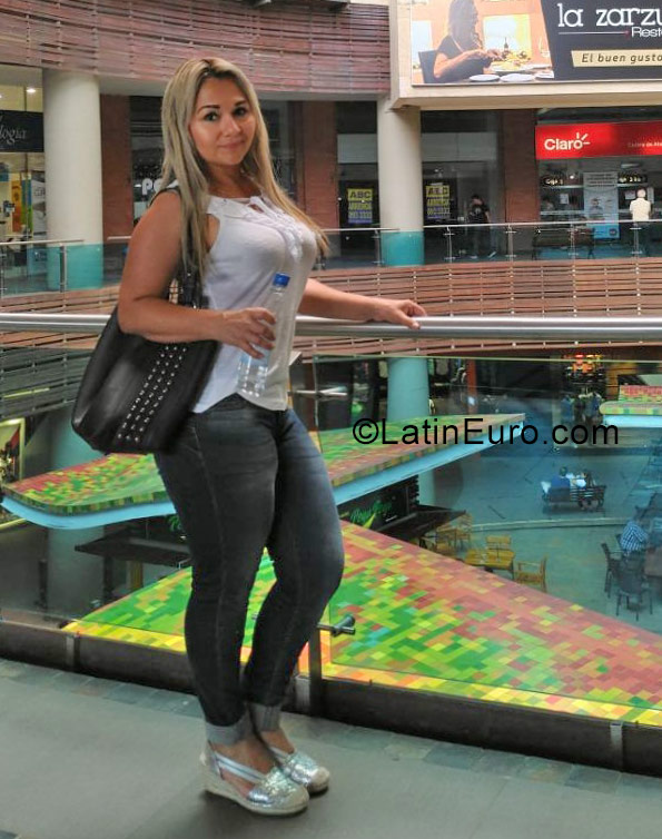 Date this funny Italy girl Ana Milena from Busnago IT300