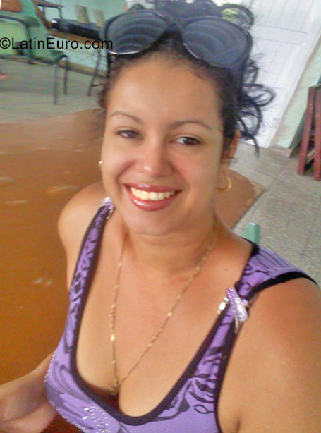 Date this pretty Cuba girl Siria from Guantanamo CU212