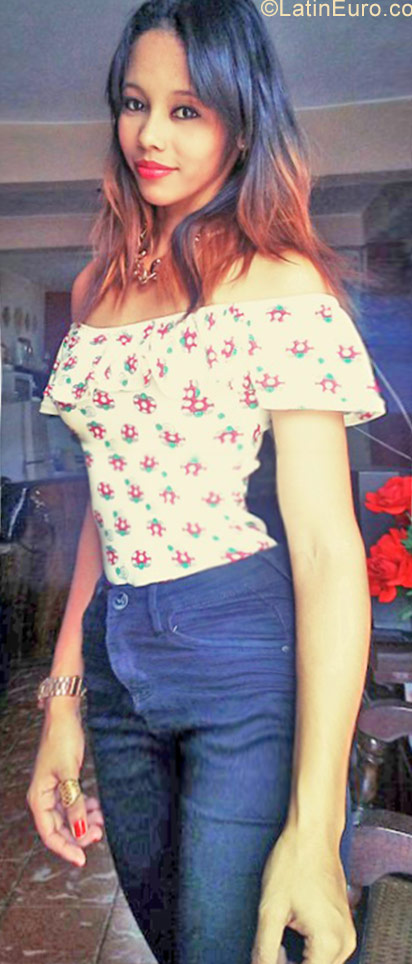 Date this foxy Cuba girl Gabriela from Bayamo CU660
