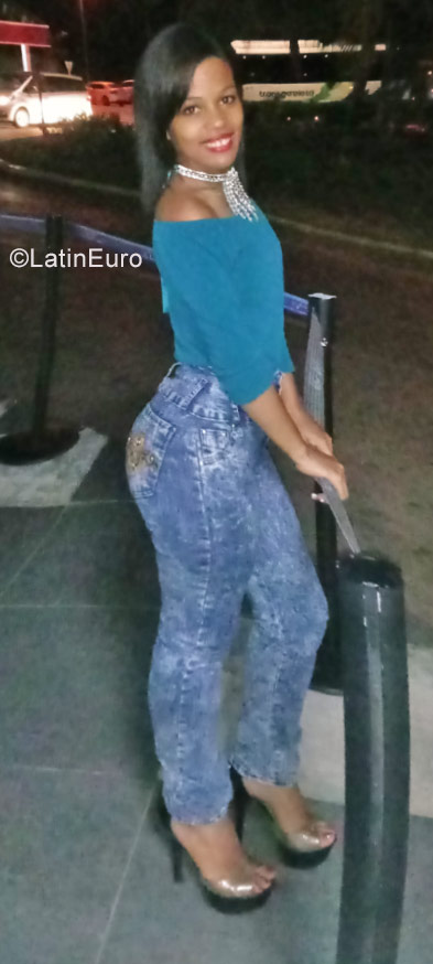 Date this gorgeous Cuba girl Lindsey from Havana CU247