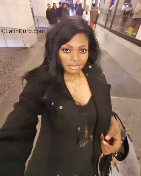 Date this attractive Germany girl Carine from Fürstenwalde DE456