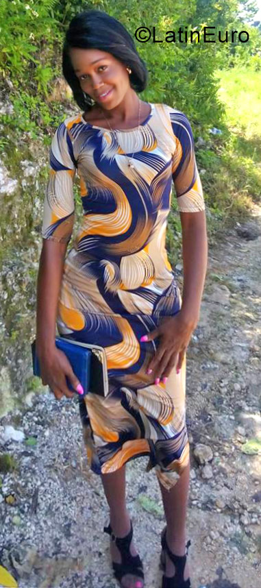 Date this foxy Jamaica girl Natoyia from Manchester JM2562