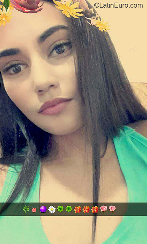 Date this attractive Venezuela girl Engerlie from Maracaibo VE1771