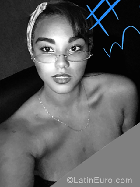 Date this foxy Cuba girl Fanny from Havana CU366