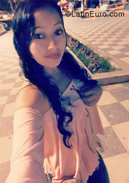 Date this beautiful Peru girl Yessenia from Lima PE1298