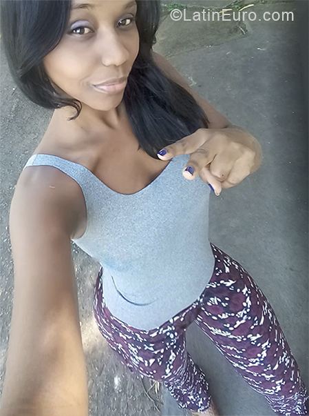 Date this hard body Brazil girl Clia from Goias BR10665