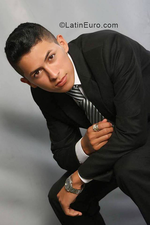 Date this young Dominican Republic man Derby from Santo Domingo DO33361