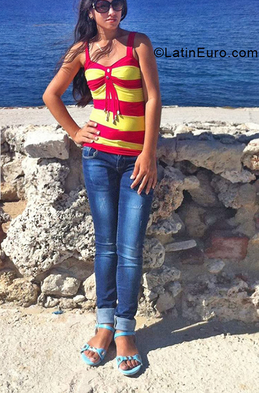 Date this nice looking Cuba girl Heidy from Havana CU671