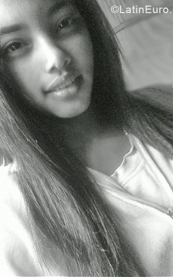 Date this pretty Venezuela girl Darlyn from Valencia VE2034